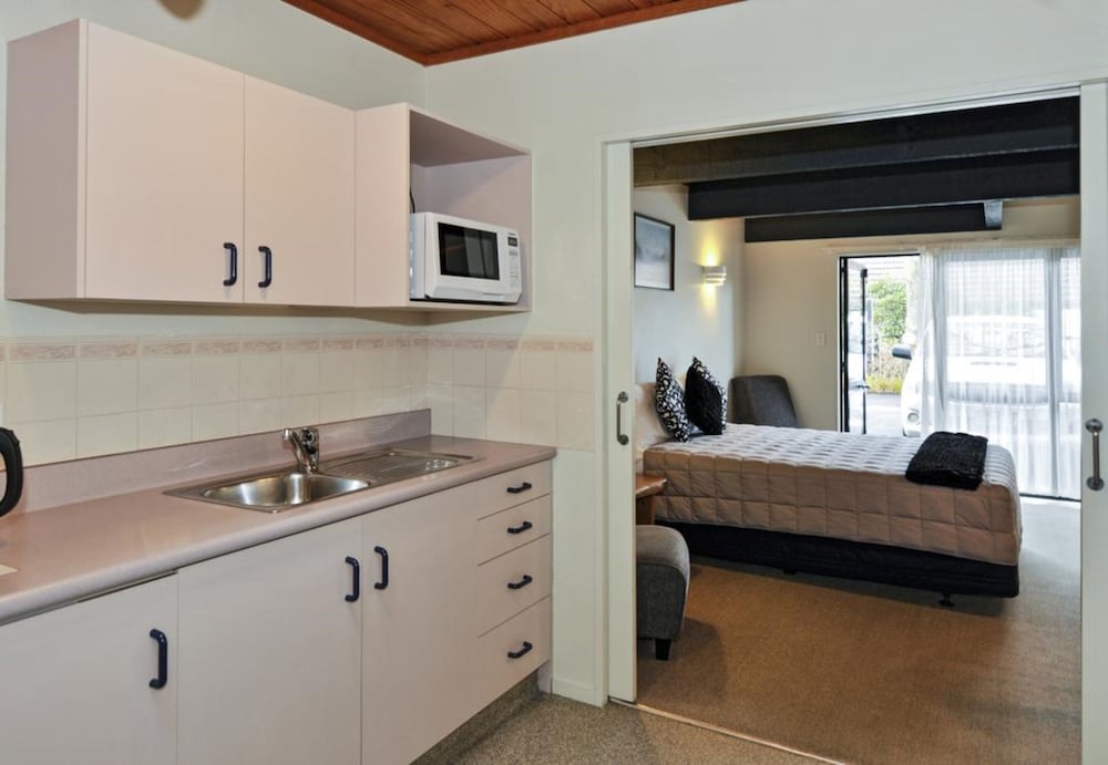 Wylie Court 4/64
