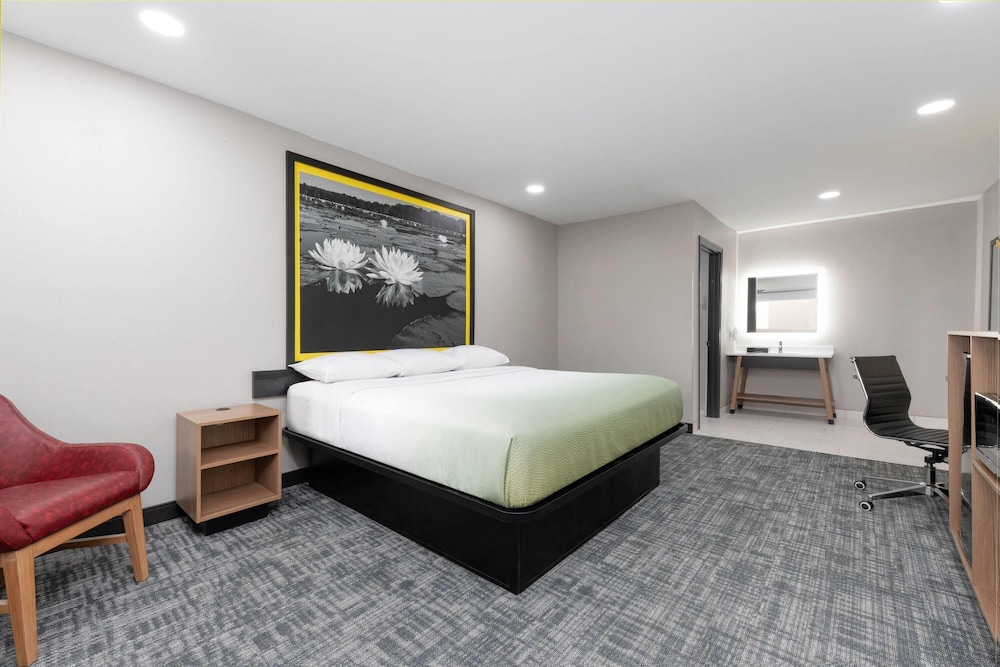 Super 8 by Wyndham Lubbock Airport 25/54