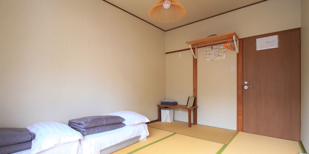 CASTLE, SHARED BATHROOM