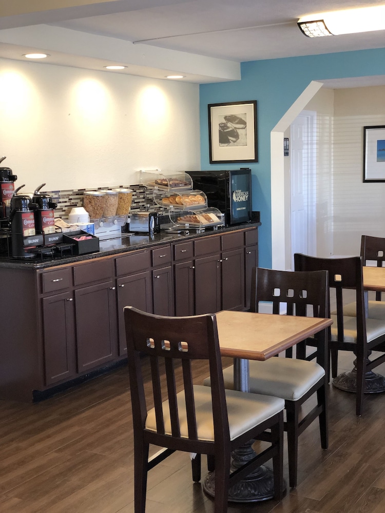 Super 8 By Wyndham Gulfport Near Biloxi 42/57