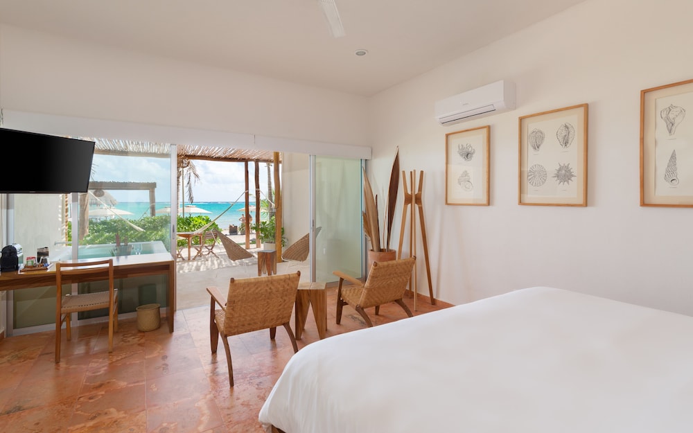 MASTER, SUITE, BEACH FRONT, PLUNGE POOL