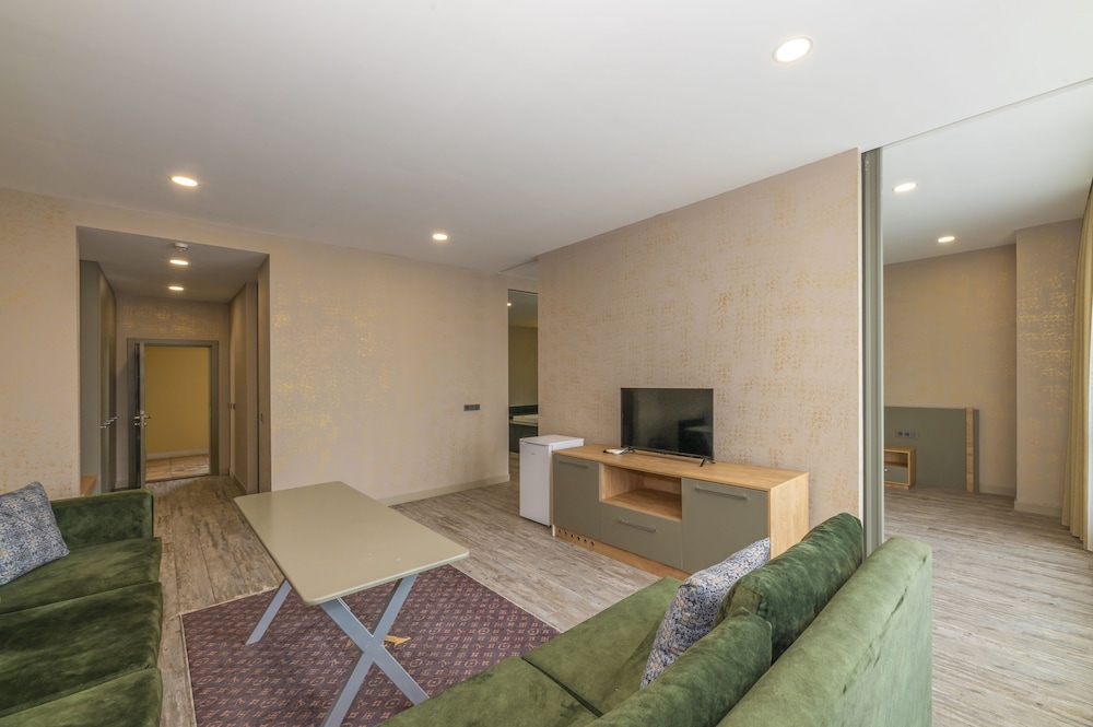 Agora Suites 49/67
