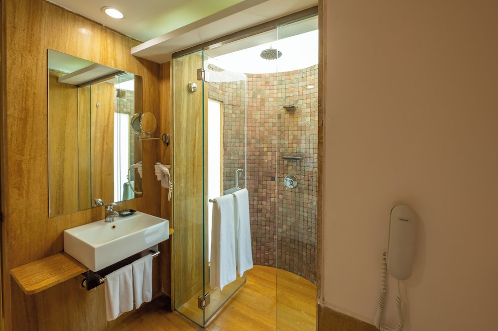 Courtyard, King Bed, Bathtub, O Hotel Goa, Candolim Beach 4/5