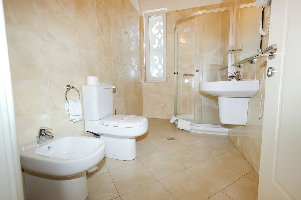 Grand White City Hotel 39/41