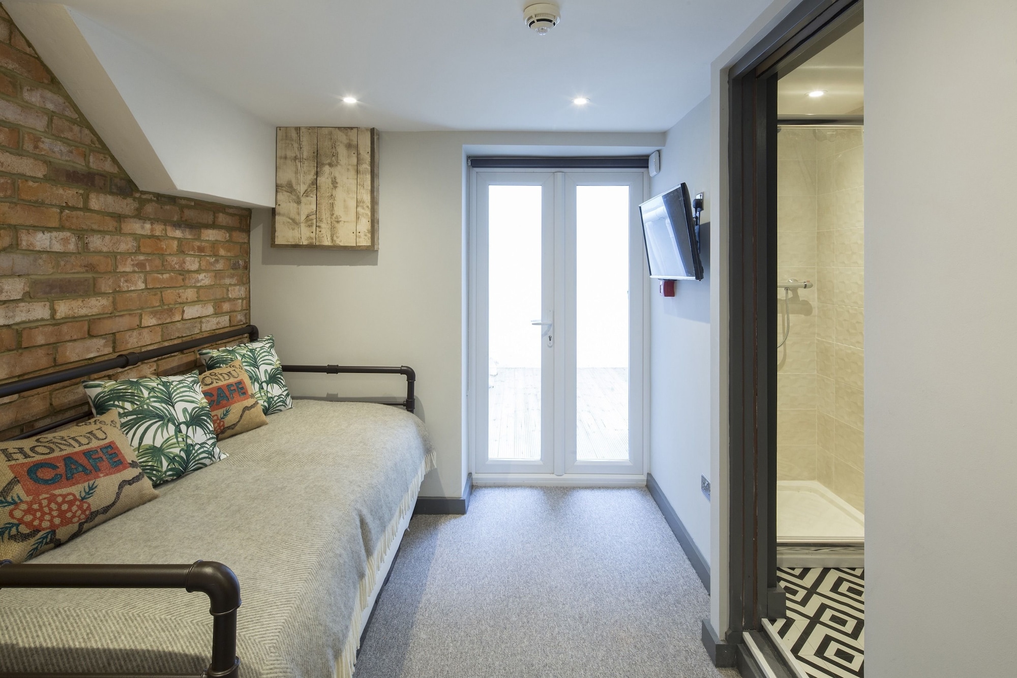 suite, courtyard view, One Broad Street 5/7