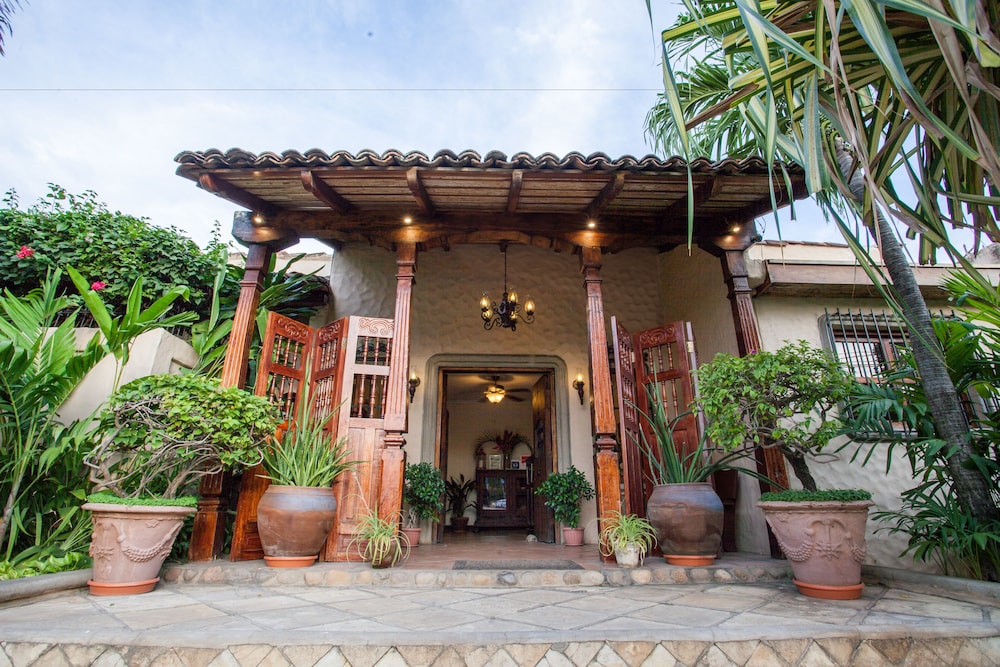 Hotel Los Robles 1/62