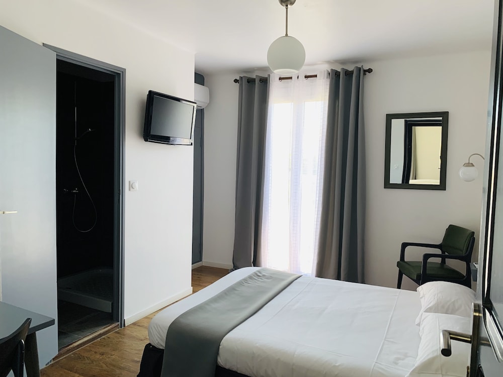 Hôtel Les Arbousiers 26/68