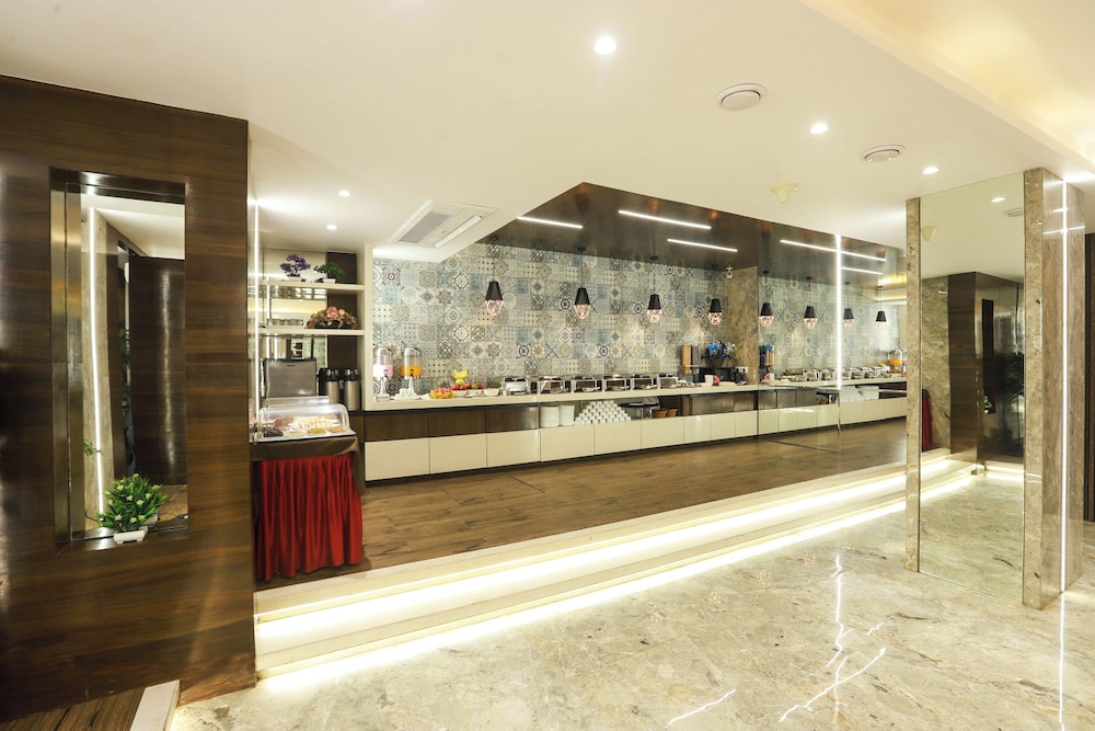 Oyo Premium 091 Vile Parle East 6/50