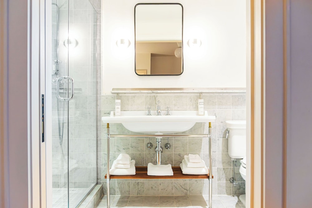 غرفة بسرير كينج، HOTEL KINSLEY 3/4