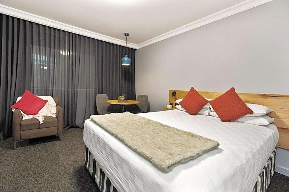 Townhouse Hotel 12/38