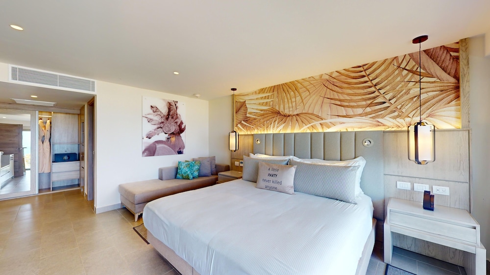 1 Bedroom, Diamond Club, Presidential, Walkout, Luxury, Suite, King Bed, Beach Front, Sofa