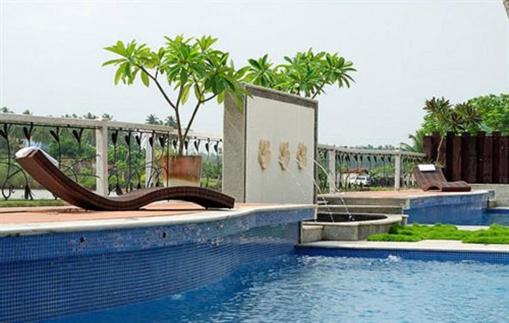White Pearl Suites by Rosetum 52/62