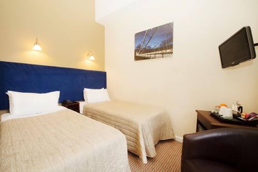 Clifton Hotel 17/53