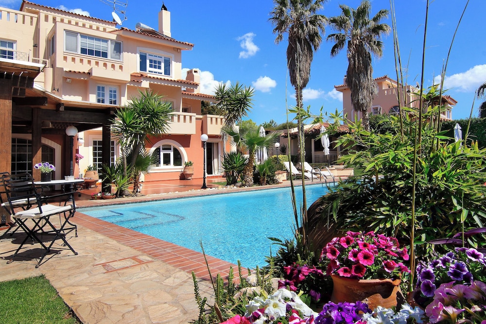 Oasis Pool House 45/50