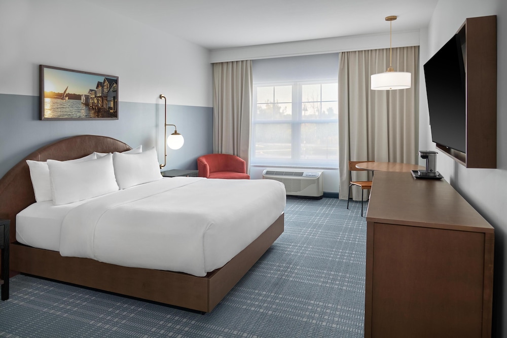 Room, King Bed, Partial Lake View, Accessible