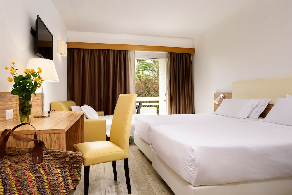ROOM, TRIPLE