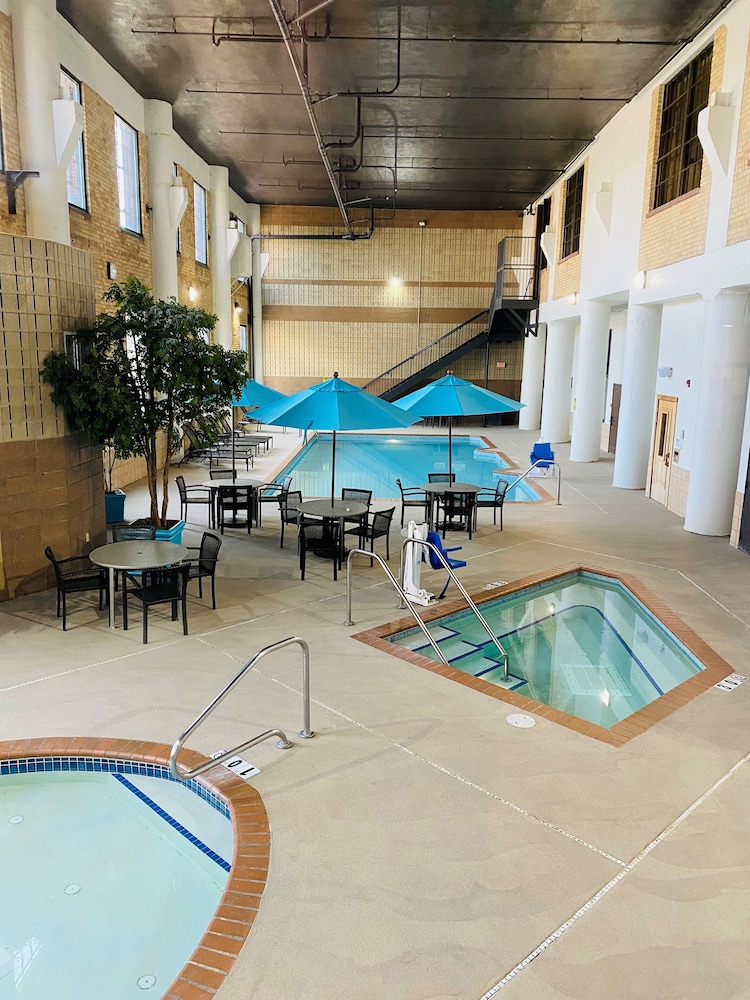 The Suites Hotel at Waterfront Plaza 25/50
