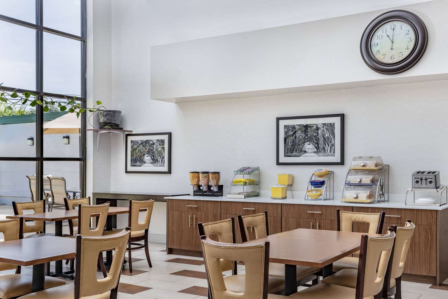 Days Inn & Suites by Wyndham Savannah Midtown 38/56