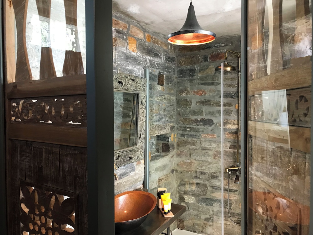 Aigis Suites 2/50