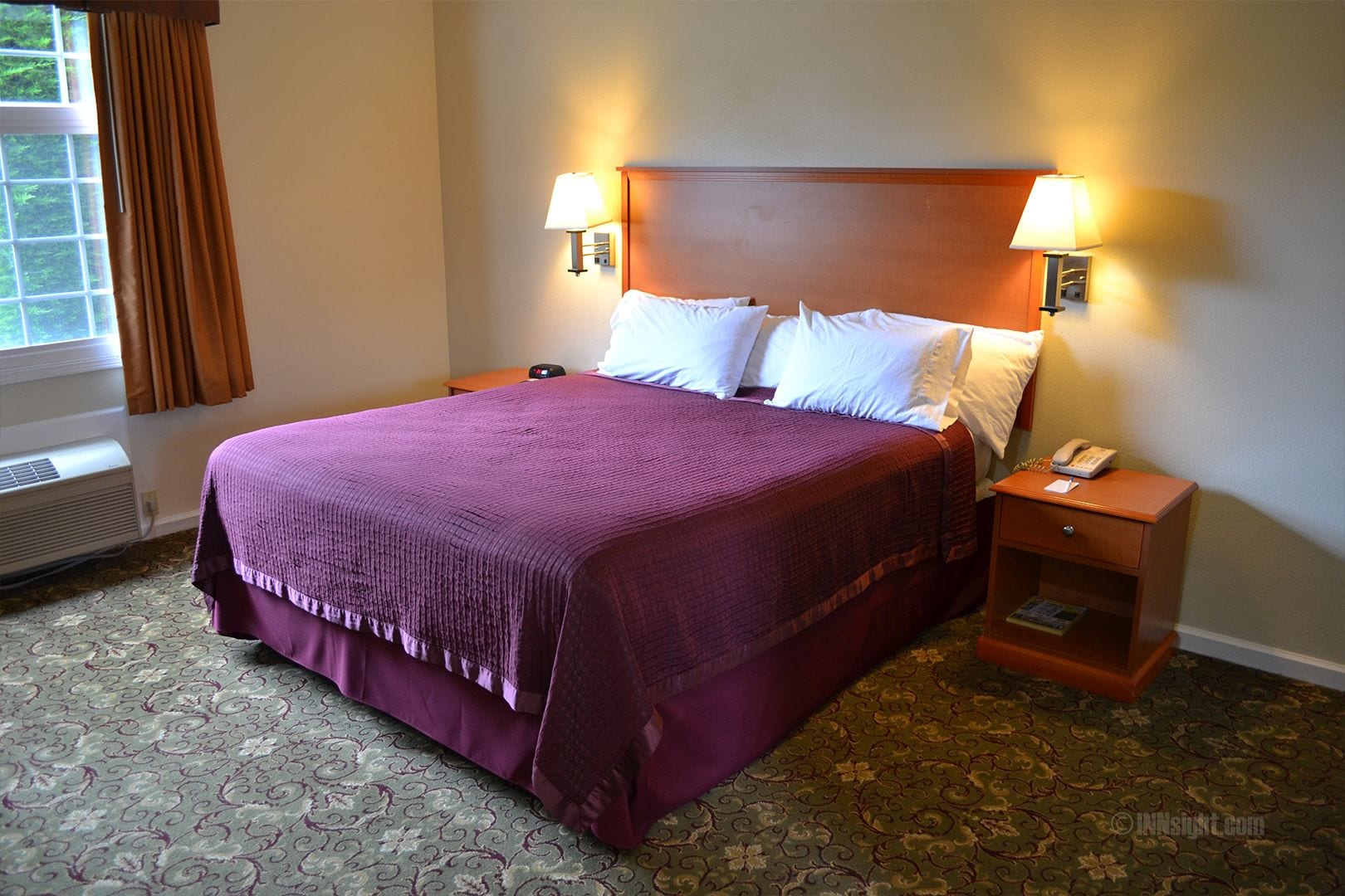 غرفة قياسية بسرير كينج