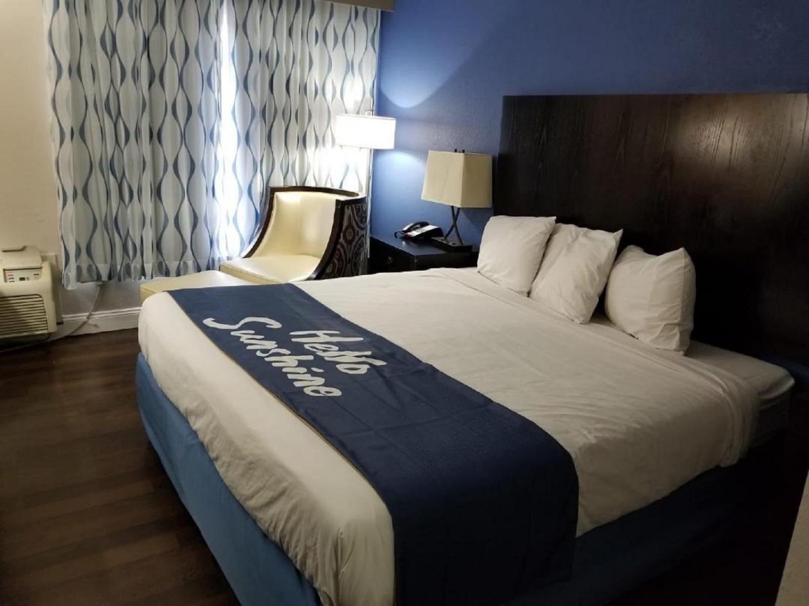 Room, King Bed, Bathtub, Accessible, Days Inn by Wyndham Thomson 2/3
