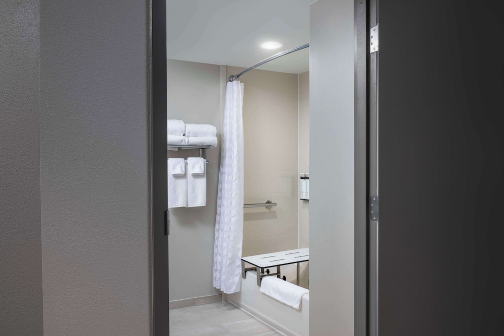 Hyatt Place Indianapolis Airport 64/65