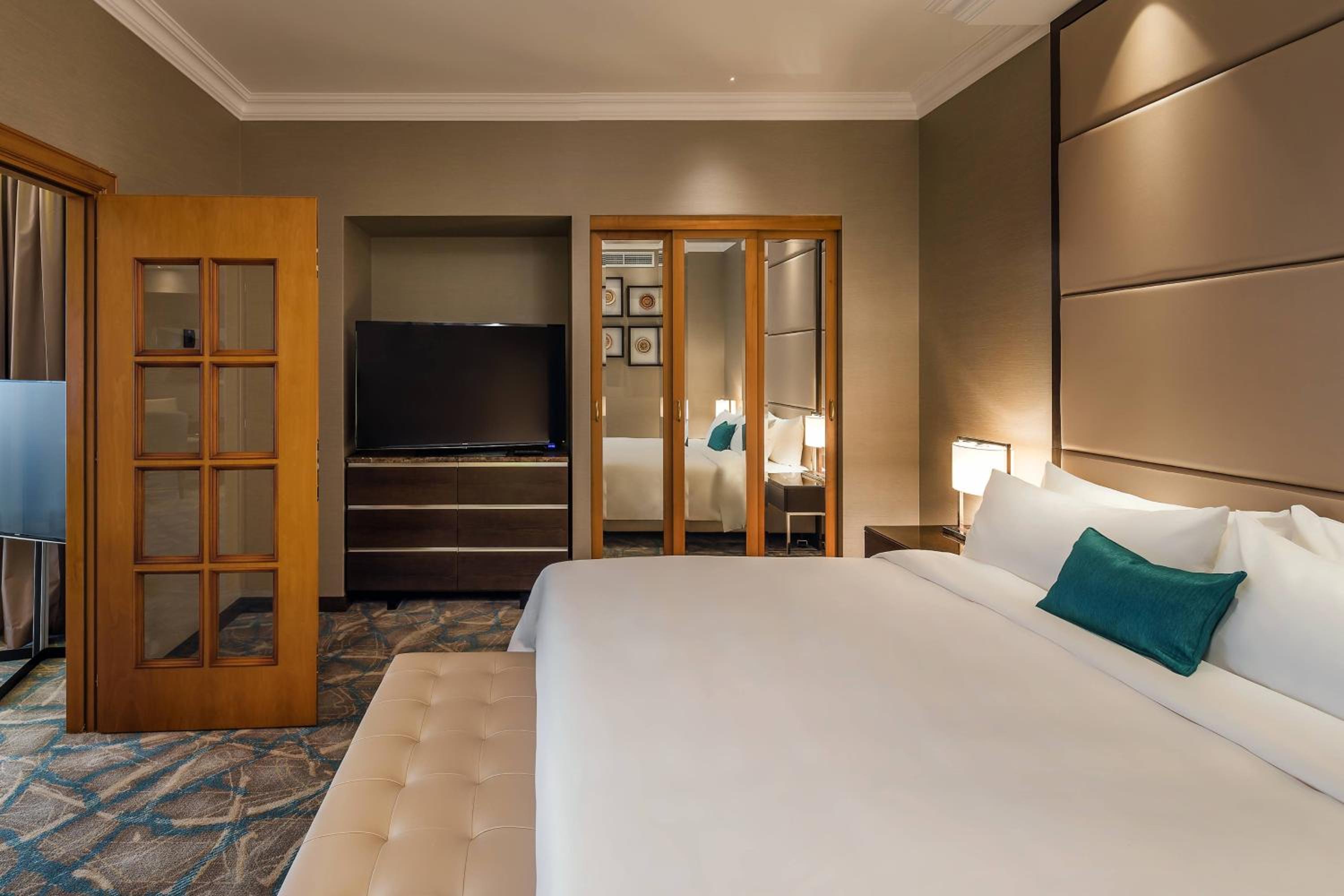 Senator, Suite, Executive Lounge Access