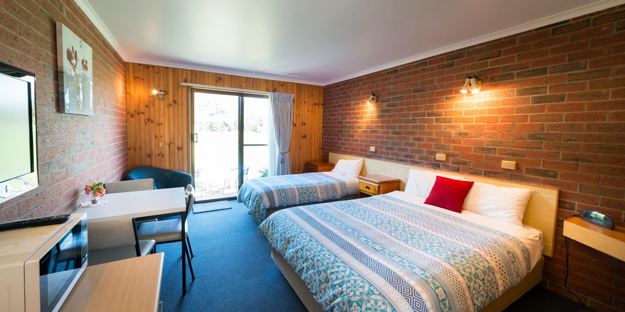 Room, Twin Beds, Mountain View