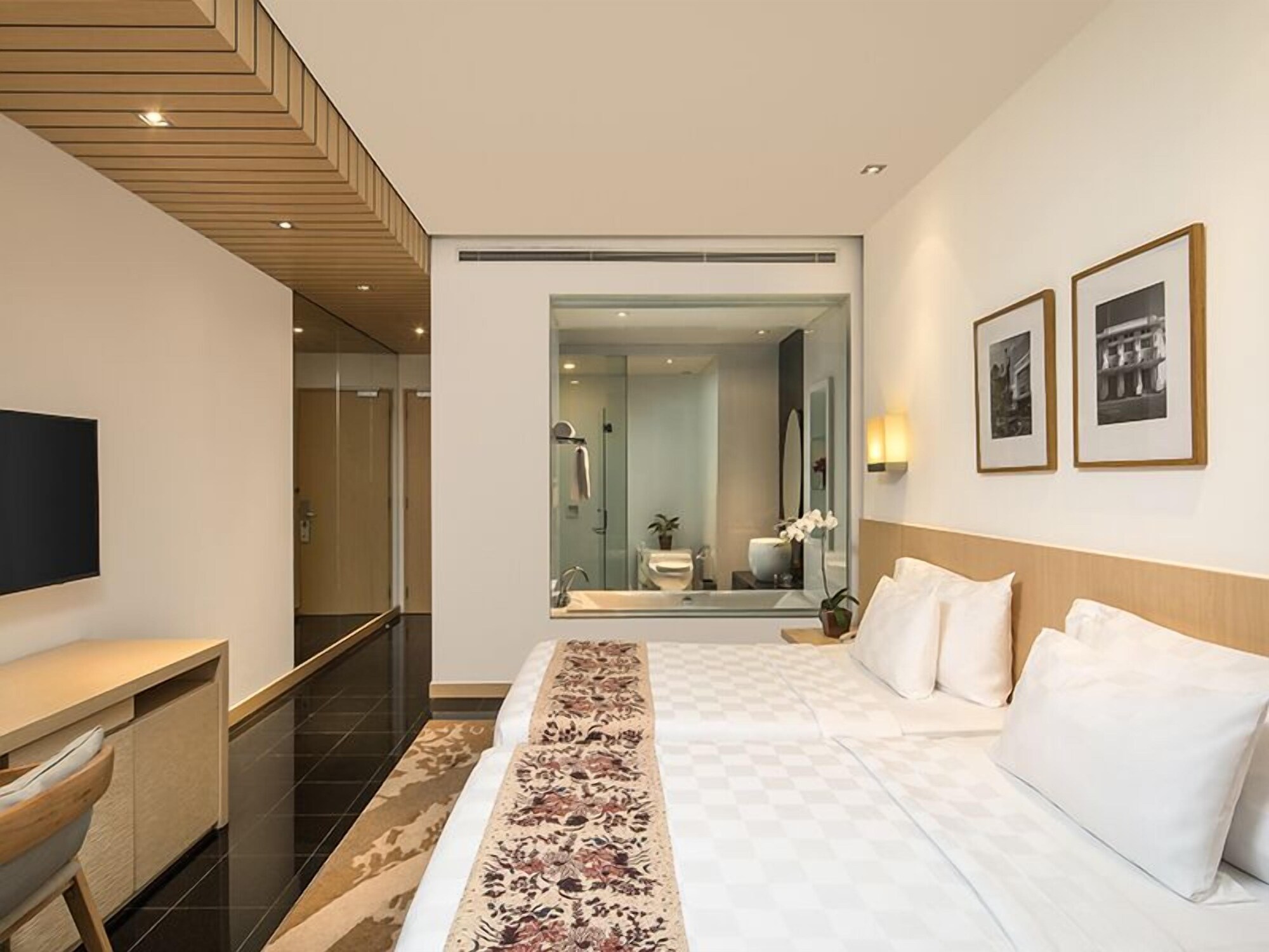 PREMIER, TWIN BEDS, BALCONY