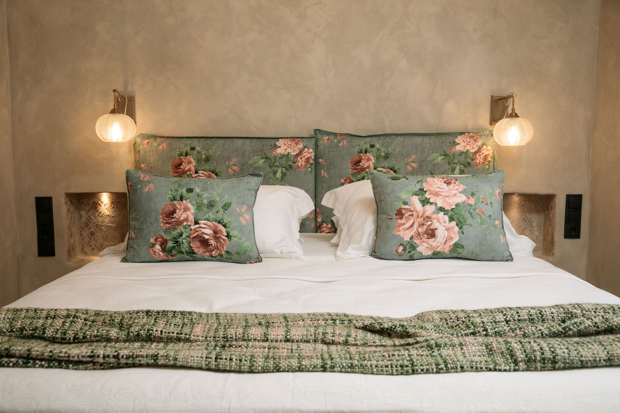 EXECUTIVE, STUDIO, SUITE, QUEEN BED