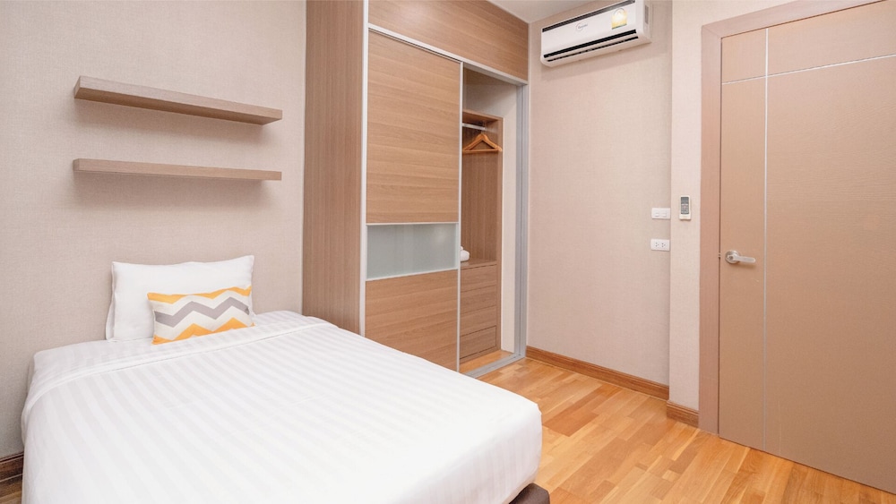 3 Bedrooms, Family Suite, 2 King Beds, Single Bed, Hill Side