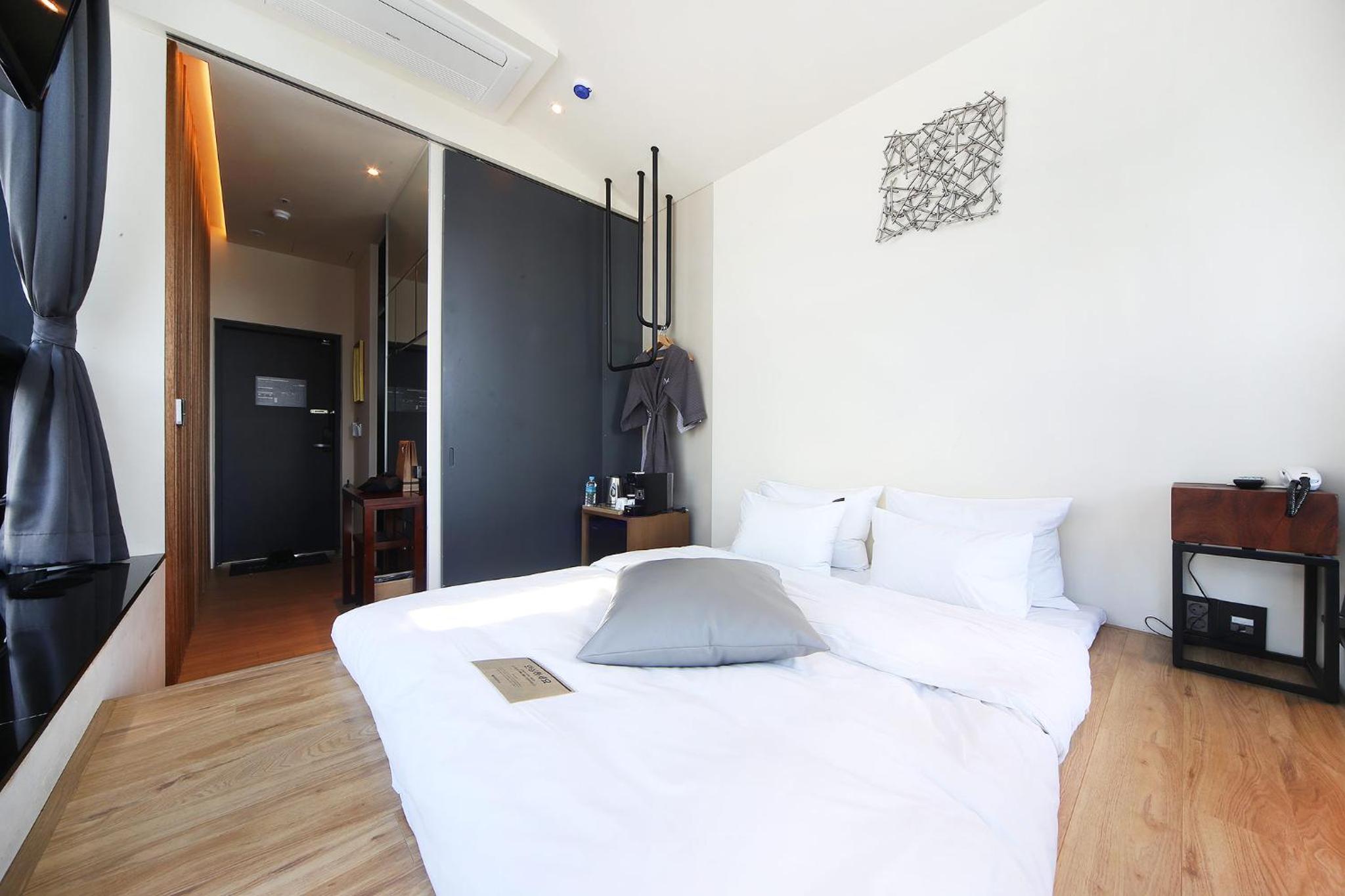 Korean, Deluxe, Double Bed, Sea View, Terrace, H Avenue 4/6
