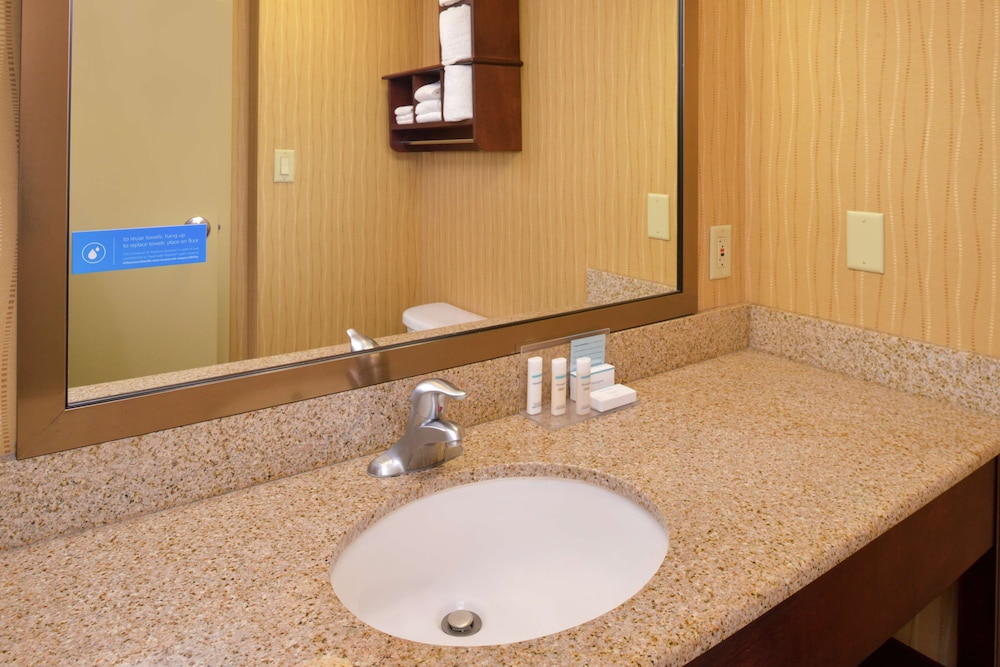 غرفة بسرير كينج مع أريكة، Hampton Inn Frederick 4/4