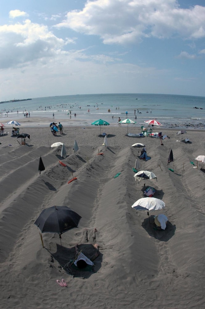Black Sands Hotel 41/45