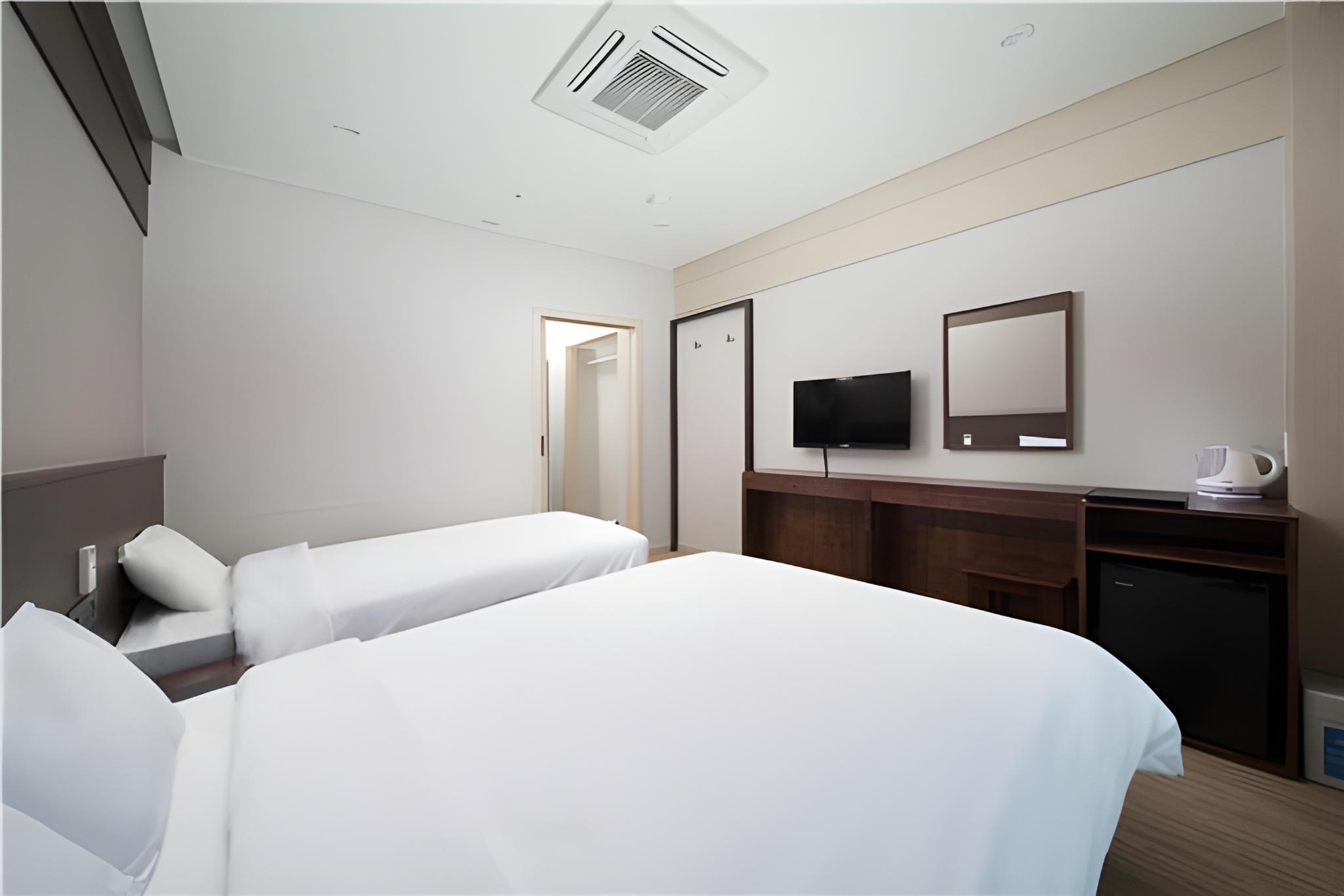 Semi Room, Standard, Twin Beds, 1 Double and 1 Single Bed, Mountain View