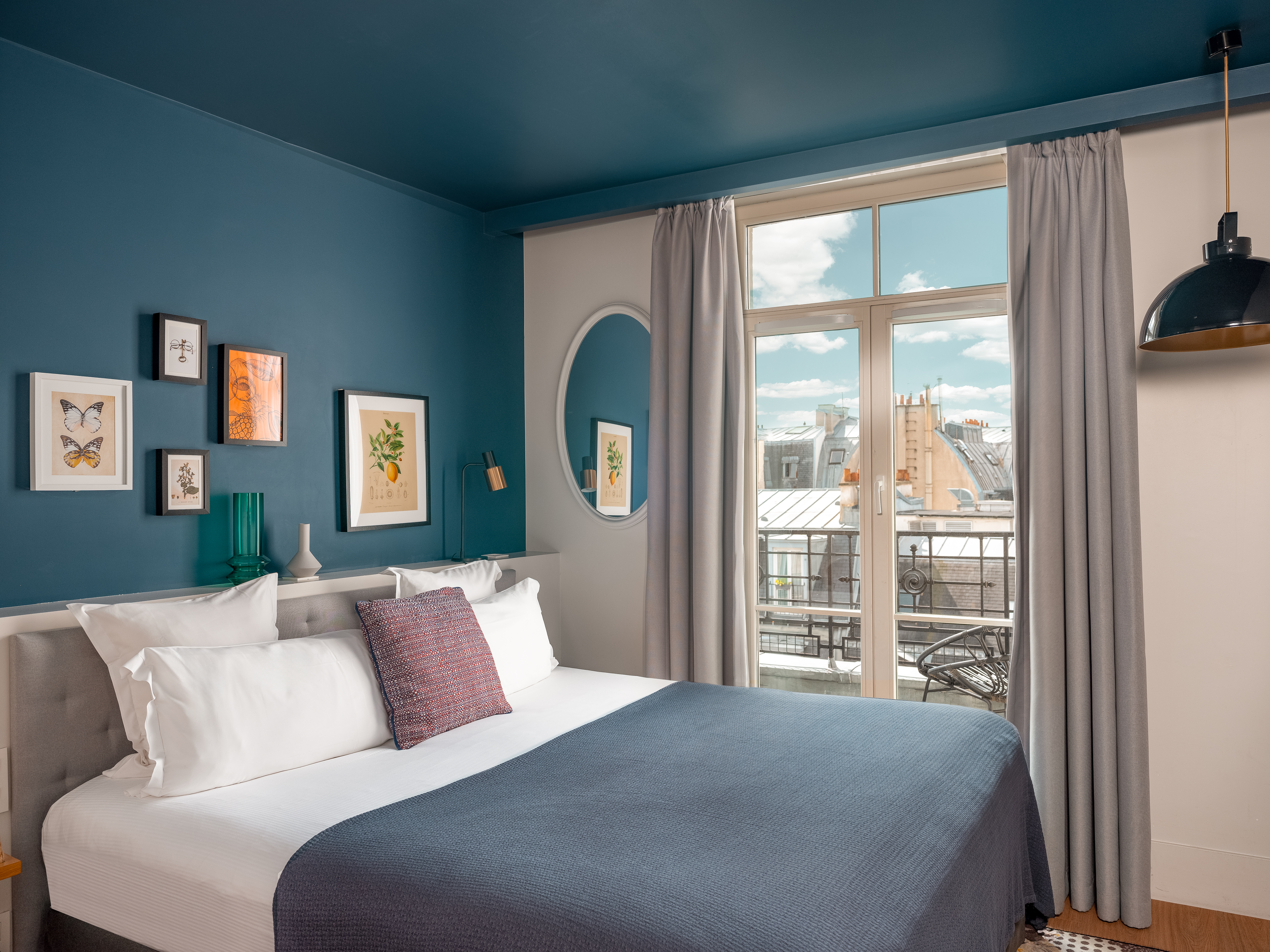DELUXE, KING BED