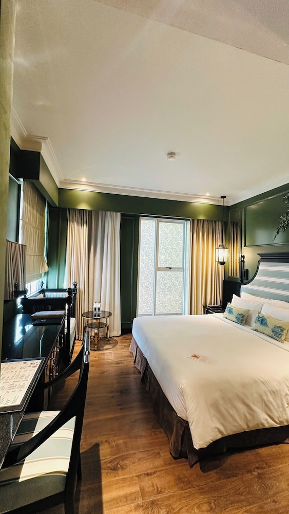Classic, Double Bed, Street View
