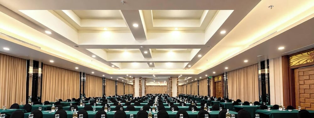 Sunlake Waterfront Resort and Convention 7/56