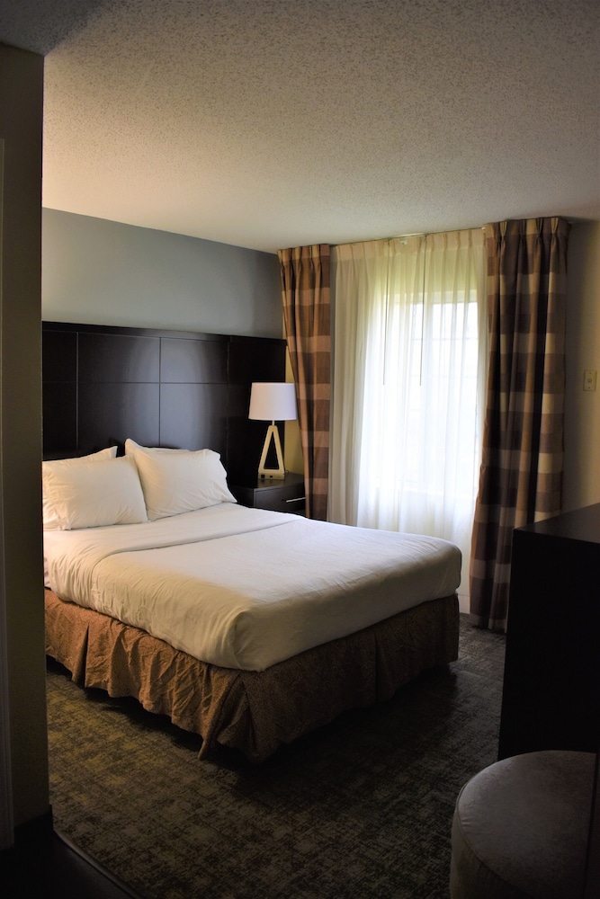Staybridge Suites Cranbury-South Brunswick 17/75
