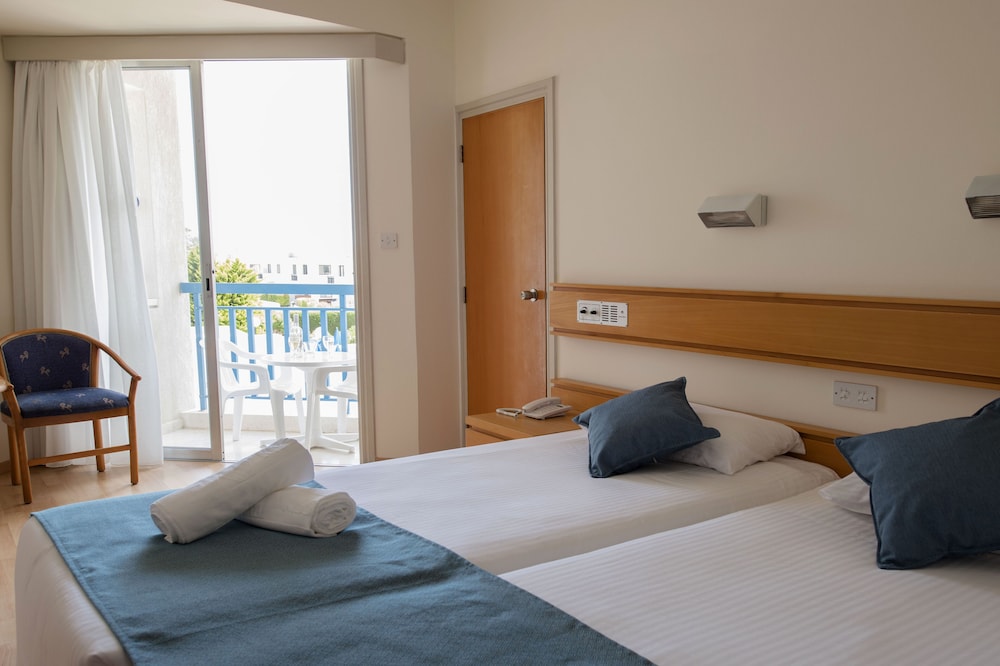 STANDARD, TWIN BEDS, POOL VIEW