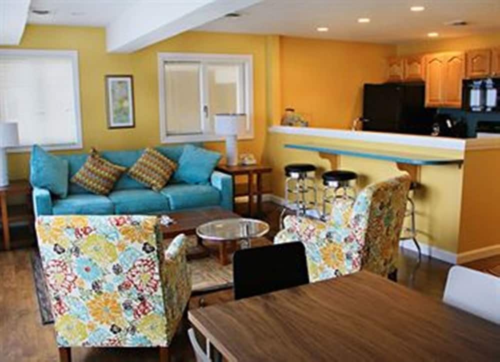 Surfside Hotel and Suites 32/57