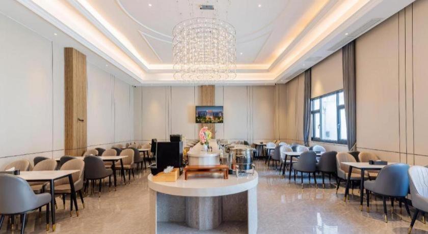 Vienna Hotel (Zhongshan Xiaolan High Speed Railway Station) 40/59