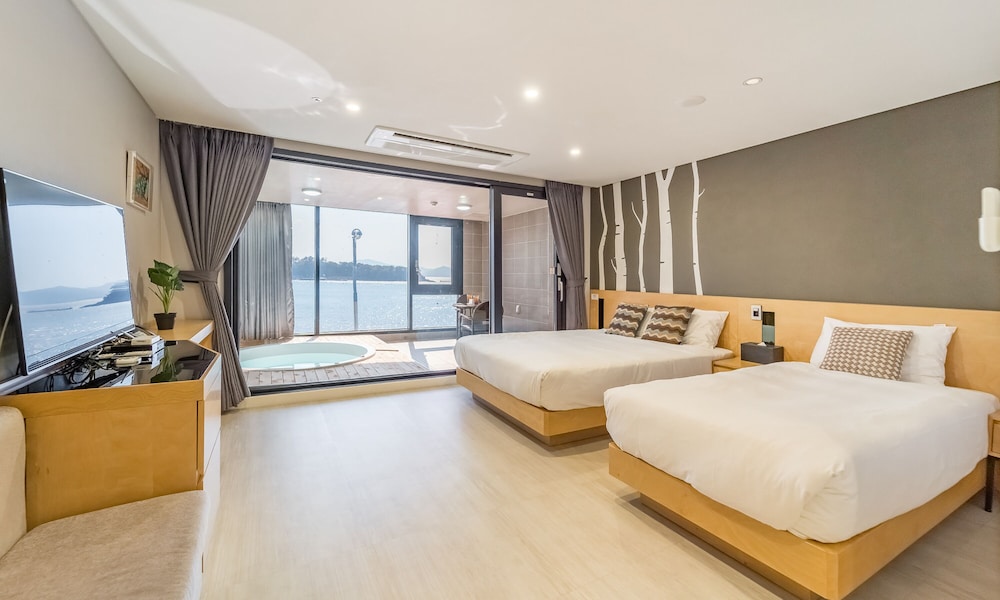 Ocean, Deluxe, 1 Double and 1 Single Bed