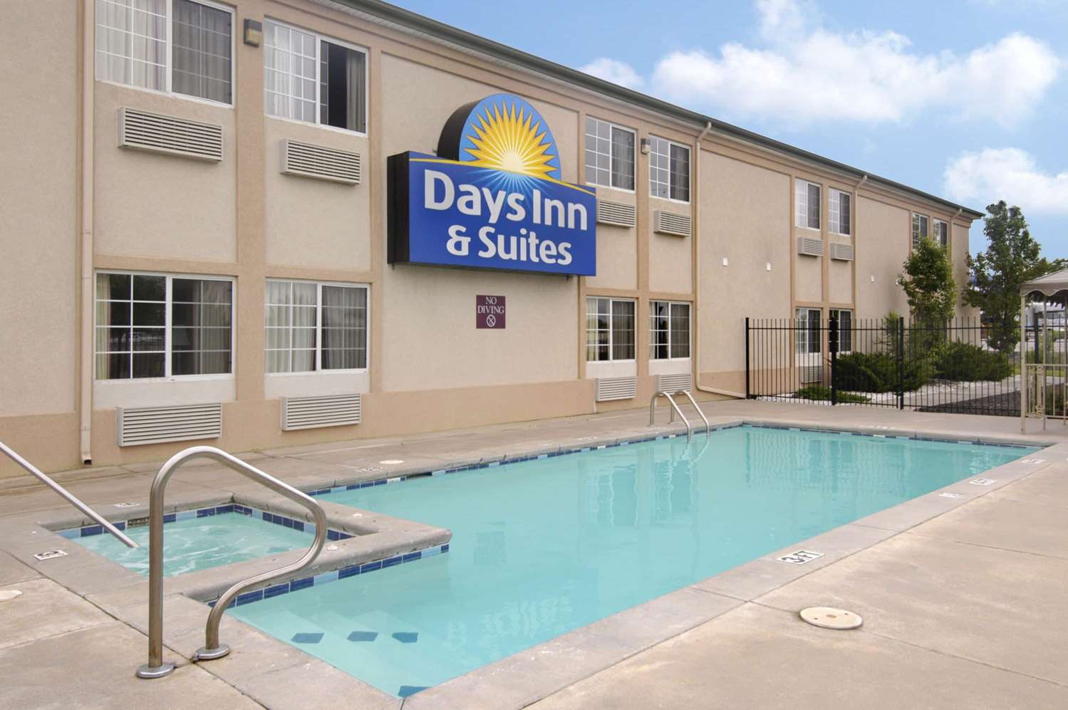 Days Inn & Suites By Wyndham Wichita 3/18
