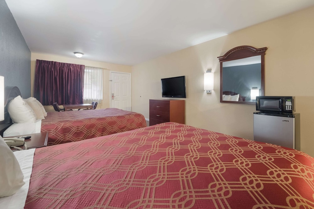 Econo Lodge Thomaston 13/35