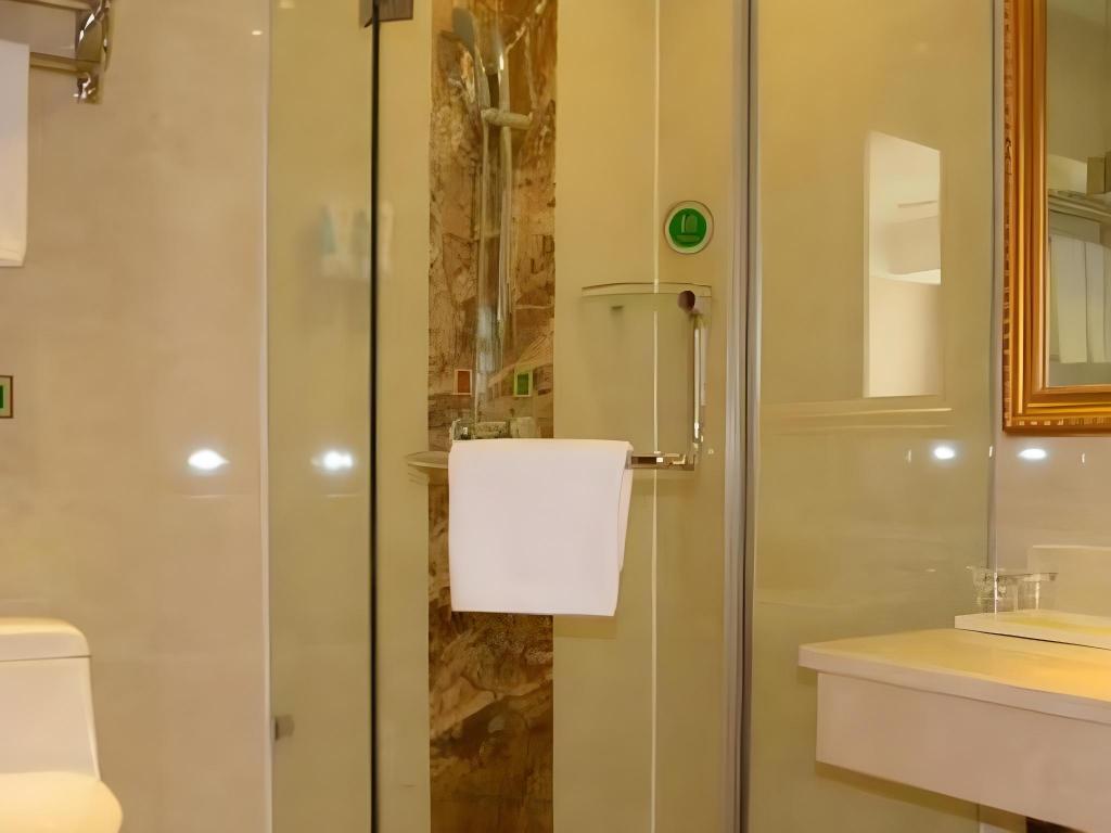Vienna Hotel (Chongqing Changshengqiao Metro Station) 53/53