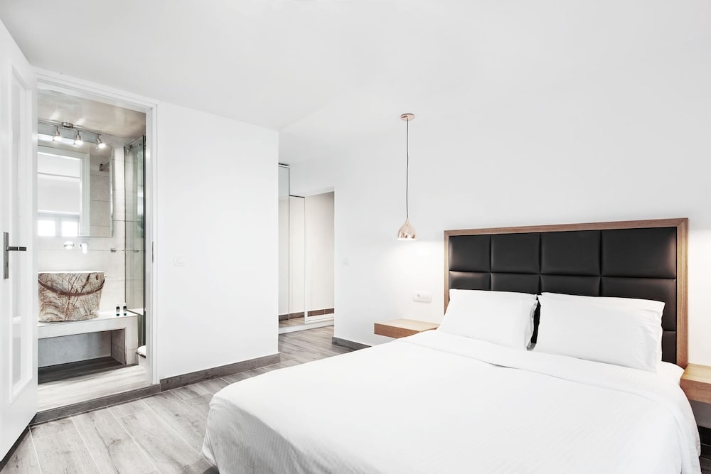 Thireas Hotel 7/69