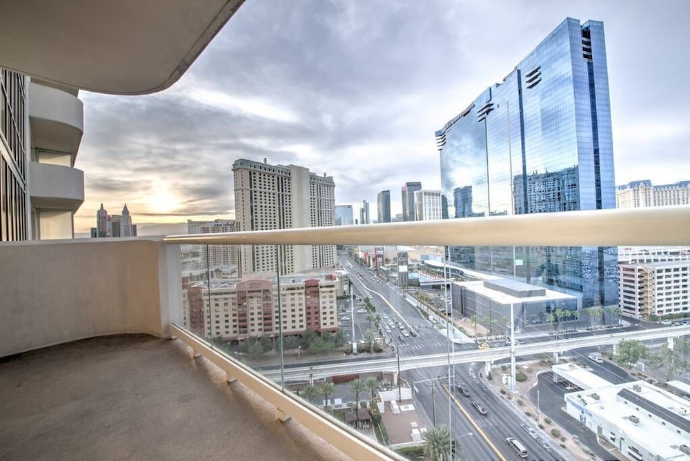 Jet Luxury Resorts @ The Signature Condo Hotel 26/69