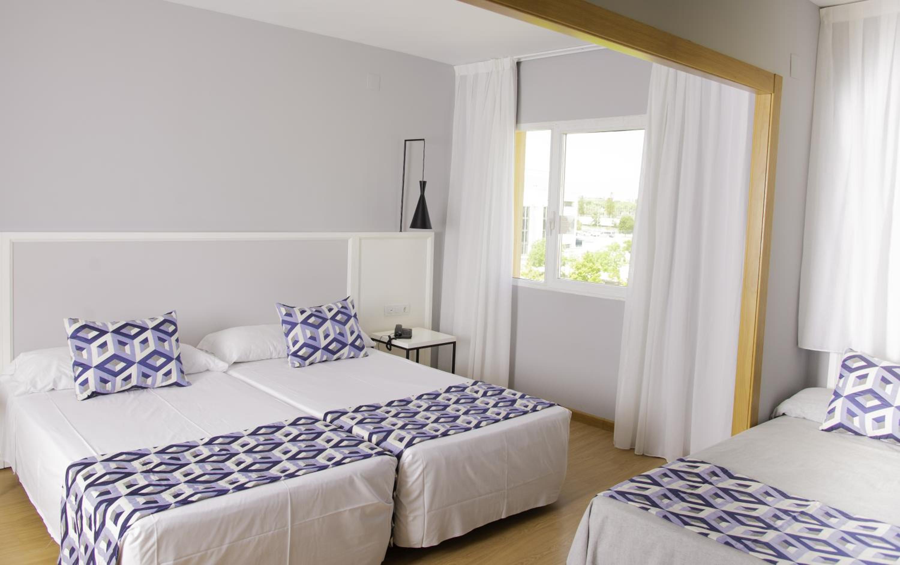 ROOM, QUADRUPLE