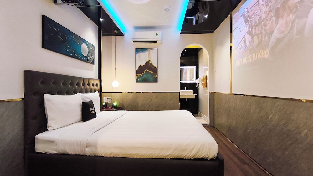 Cinema, Superior, Queen Bed